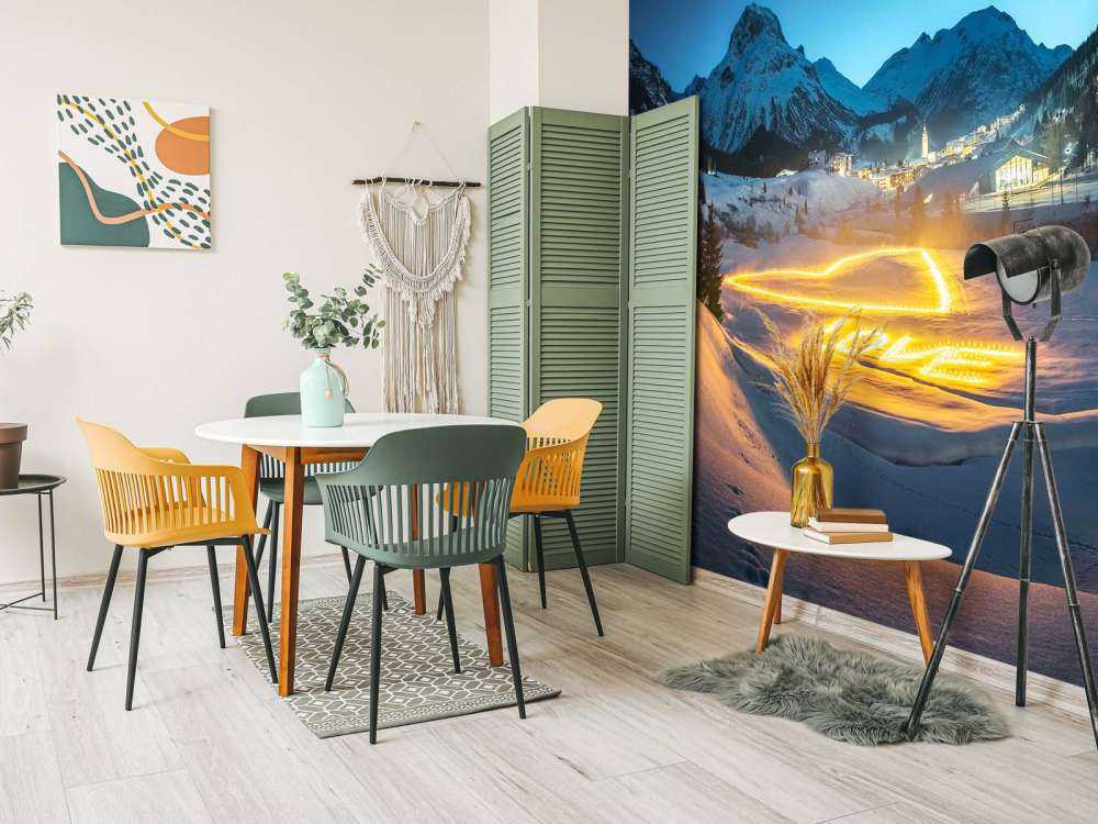 Art lumineux dans un village de montagne en hiver