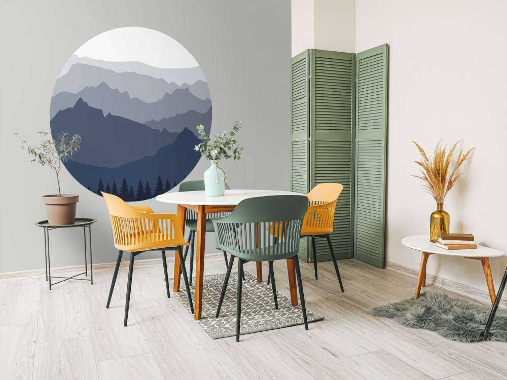 Montagnes sombres avec une forêt d'épicéas