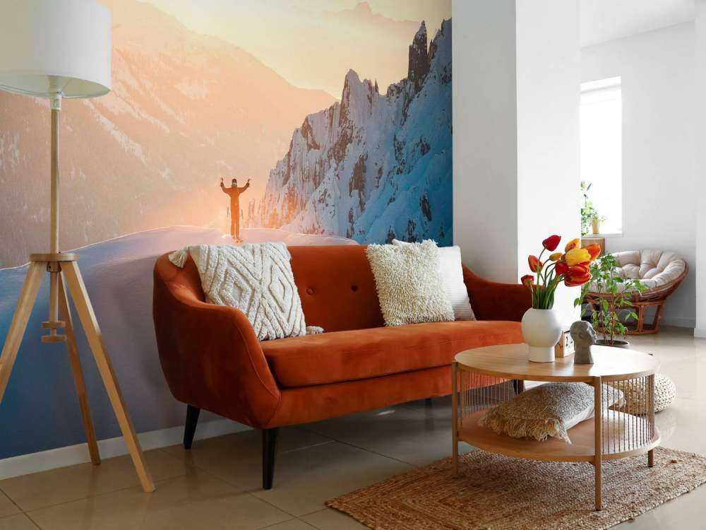 Lever de soleil au-dessus des sommets des montagnes.