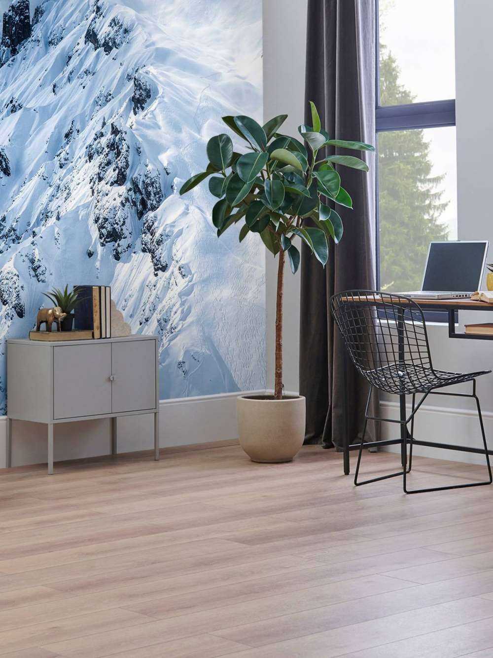 Crêtes de neige sous des nuages ​​orageux