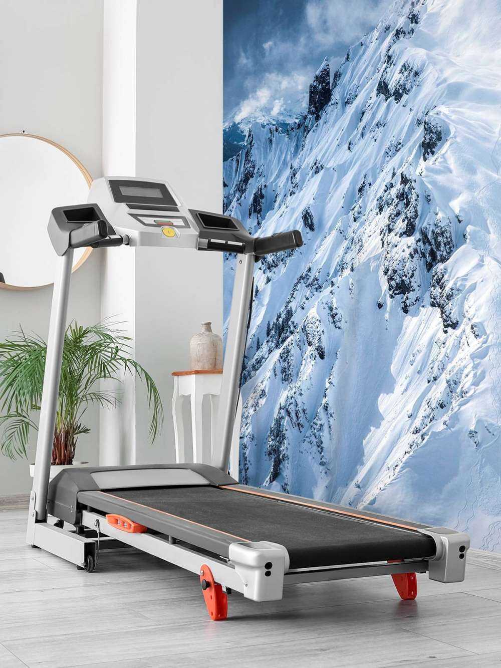 Crêtes de neige sous des nuages ​​orageux