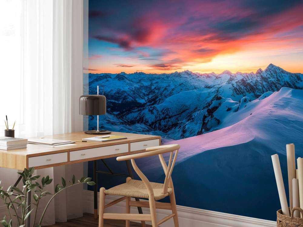 Sommet enneigé à l'aube ardente