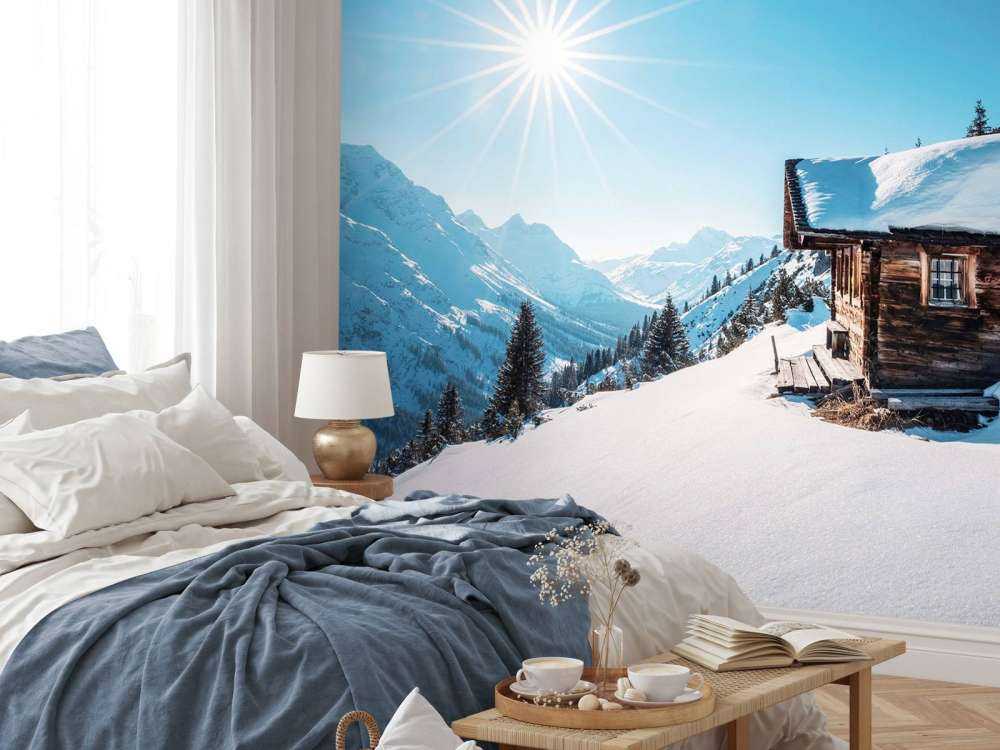 Soleil d'hiver au-dessus de la cabane en bois.