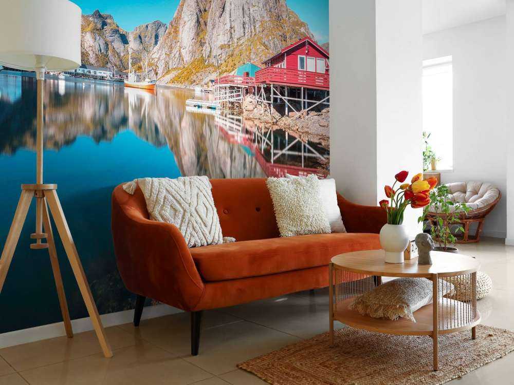 Maisons rouges au bord de l'eau du fjord