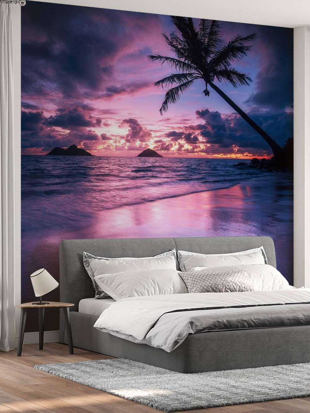 Plage de palmiers au coucher du soleil violet