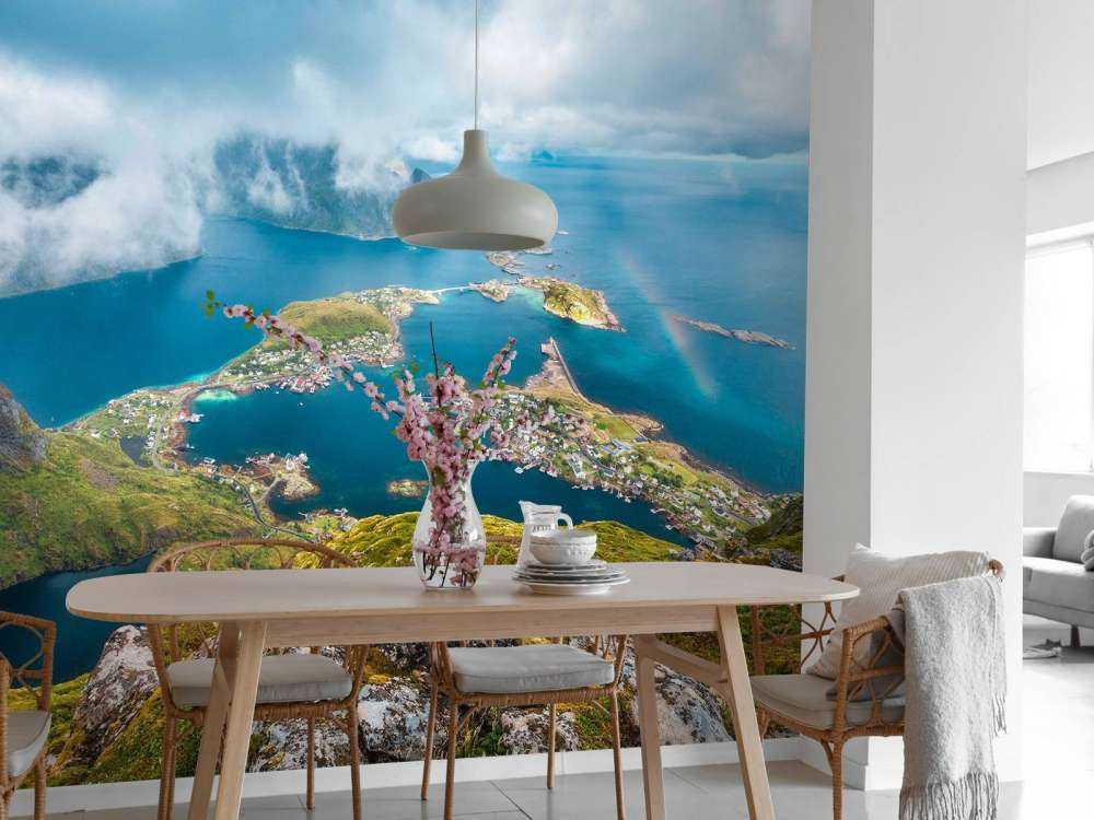 Arc-en-ciel au-dessus des îles du fjord