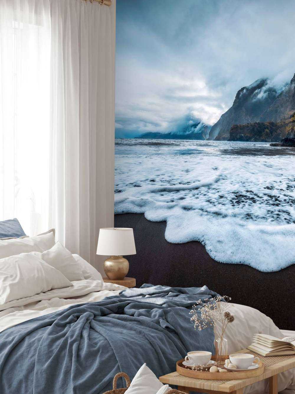 Côte dramatique avec des falaises brumeuses