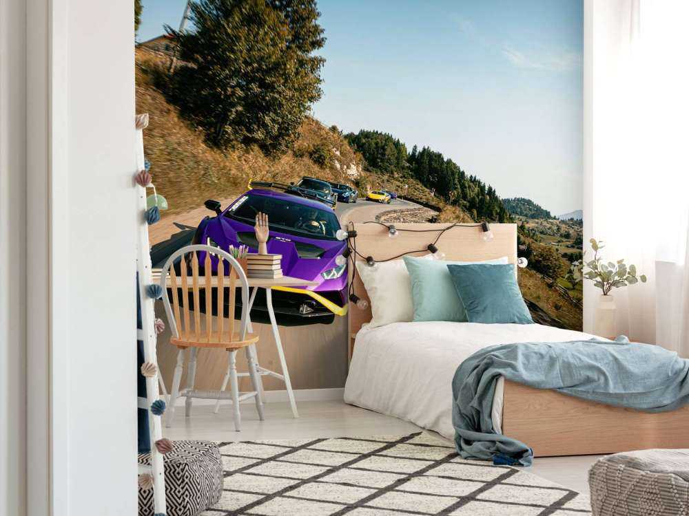 Convoi de supercars à travers les montagnes