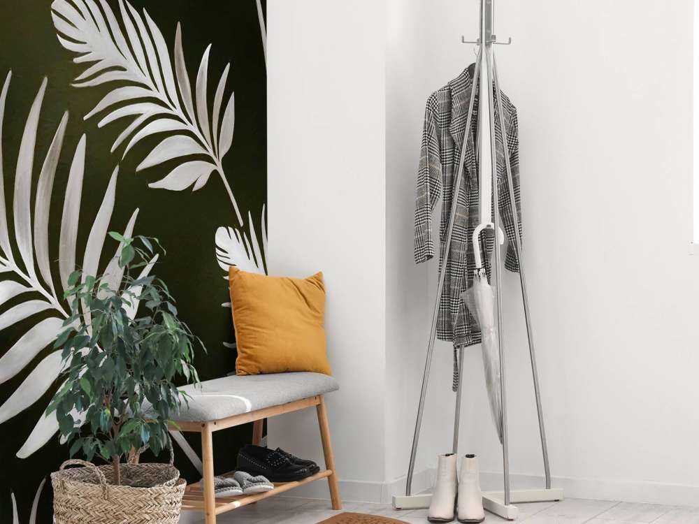 Feuilles dorées sur un gris charbon foncé