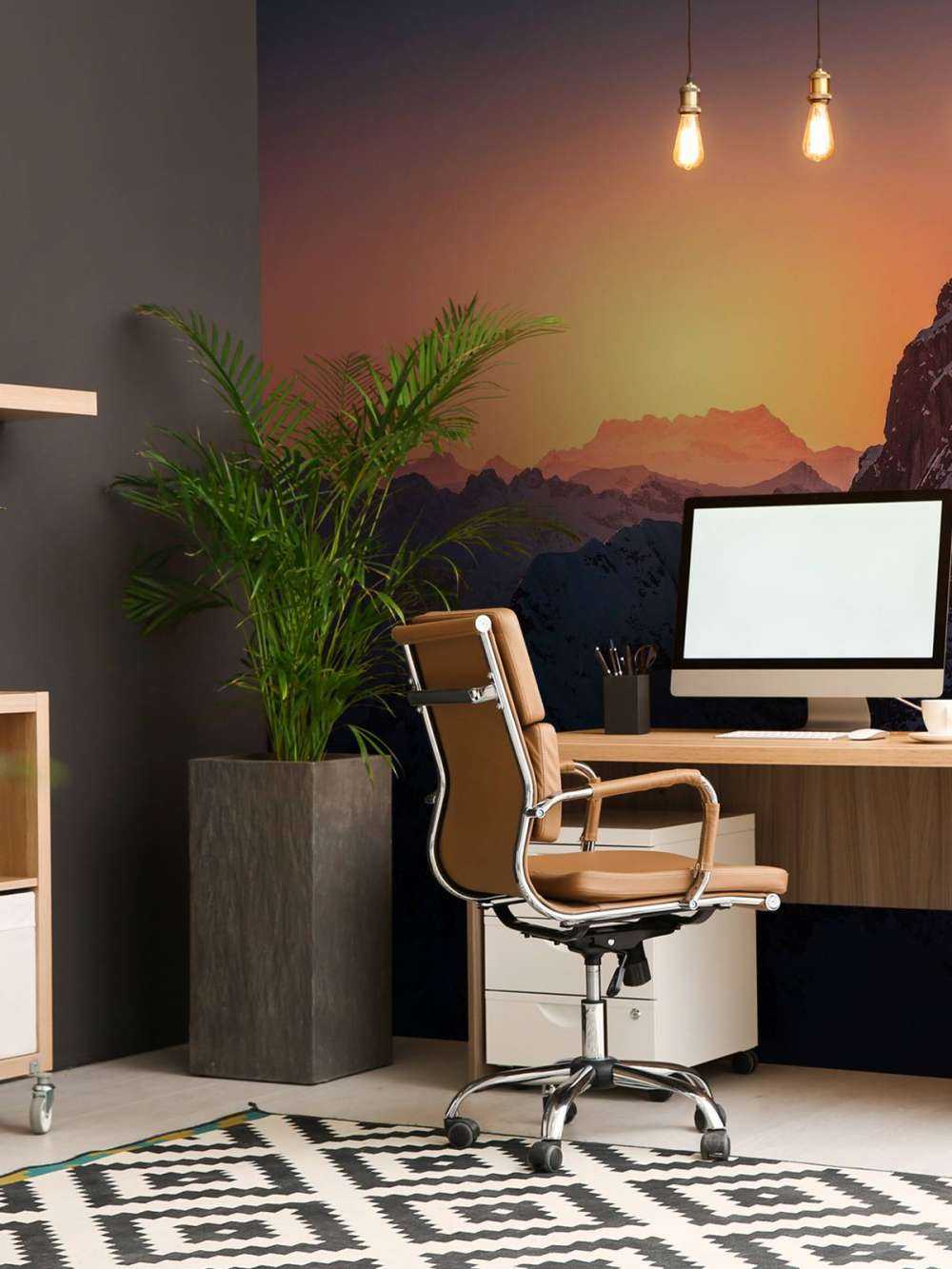 Sommet enneigé au lever du soleil ardent