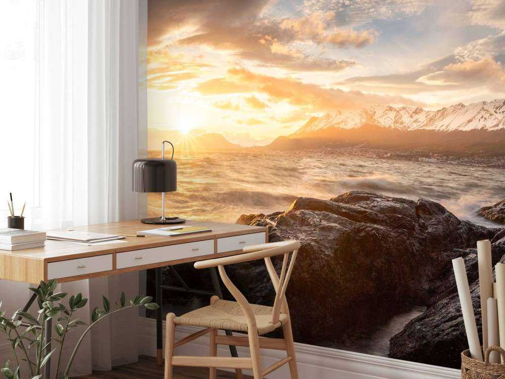 Coucher de soleil doré sur la côte montagneuse