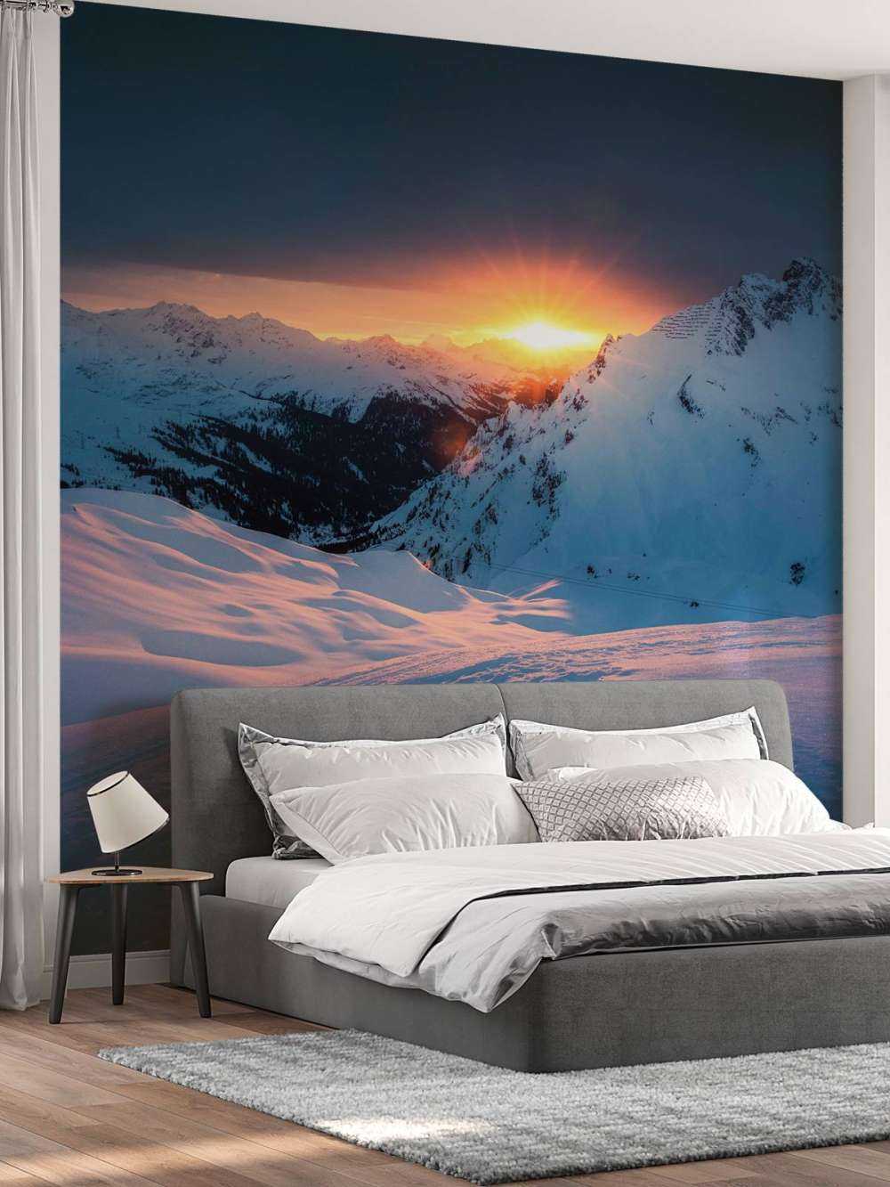 Coucher de soleil sur les sommets enneigés des Alpes.