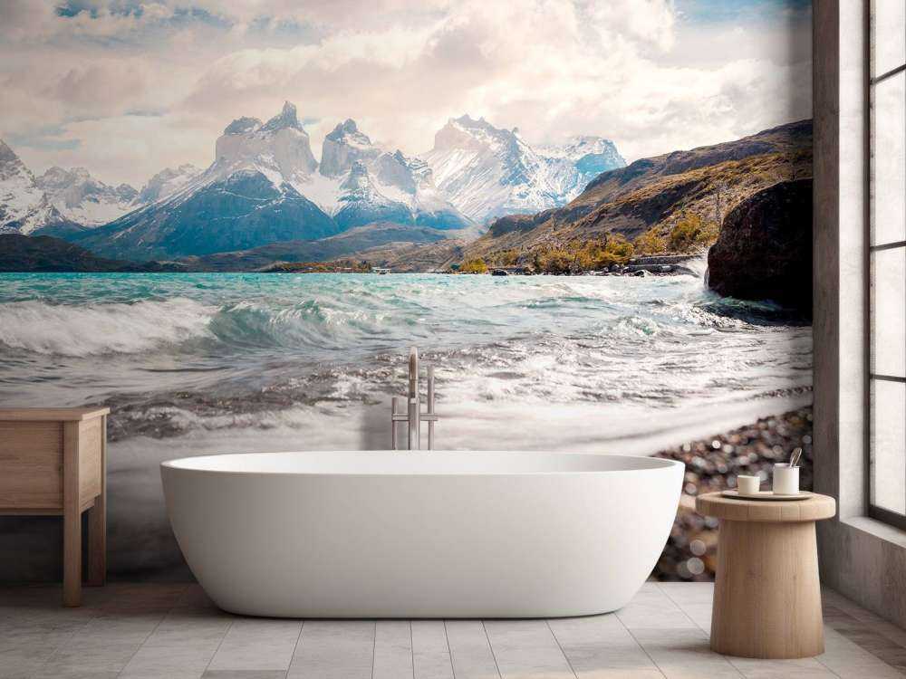 Lac de glacier clair avec des sommets de montagne