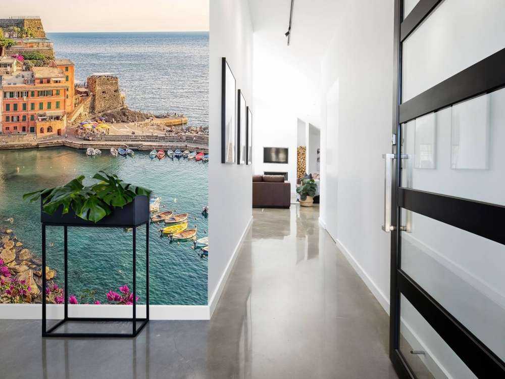 Lumière d'été sur une ville portuaire colorée