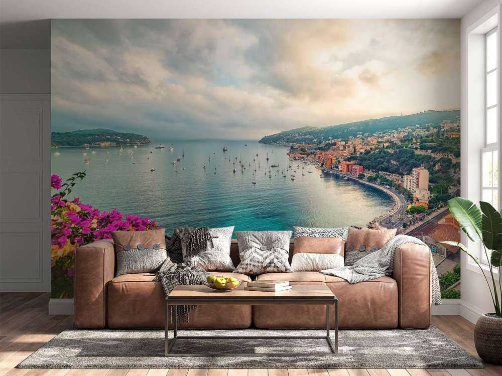 Côte des fleurs près d'une baie turquoise