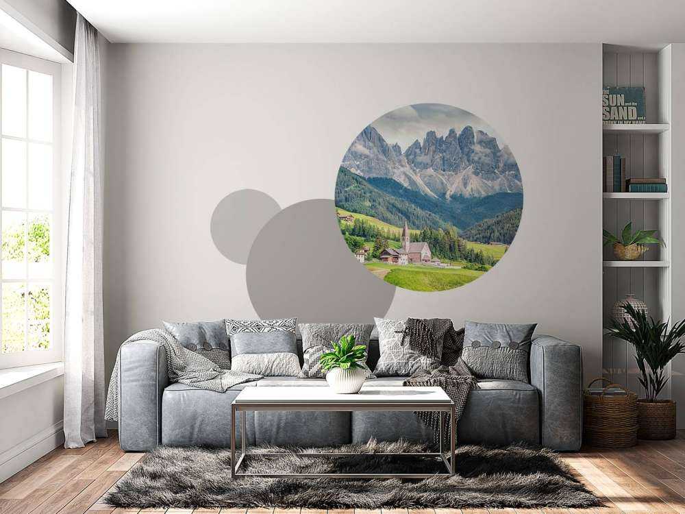 Village alpin dans une vallée verte