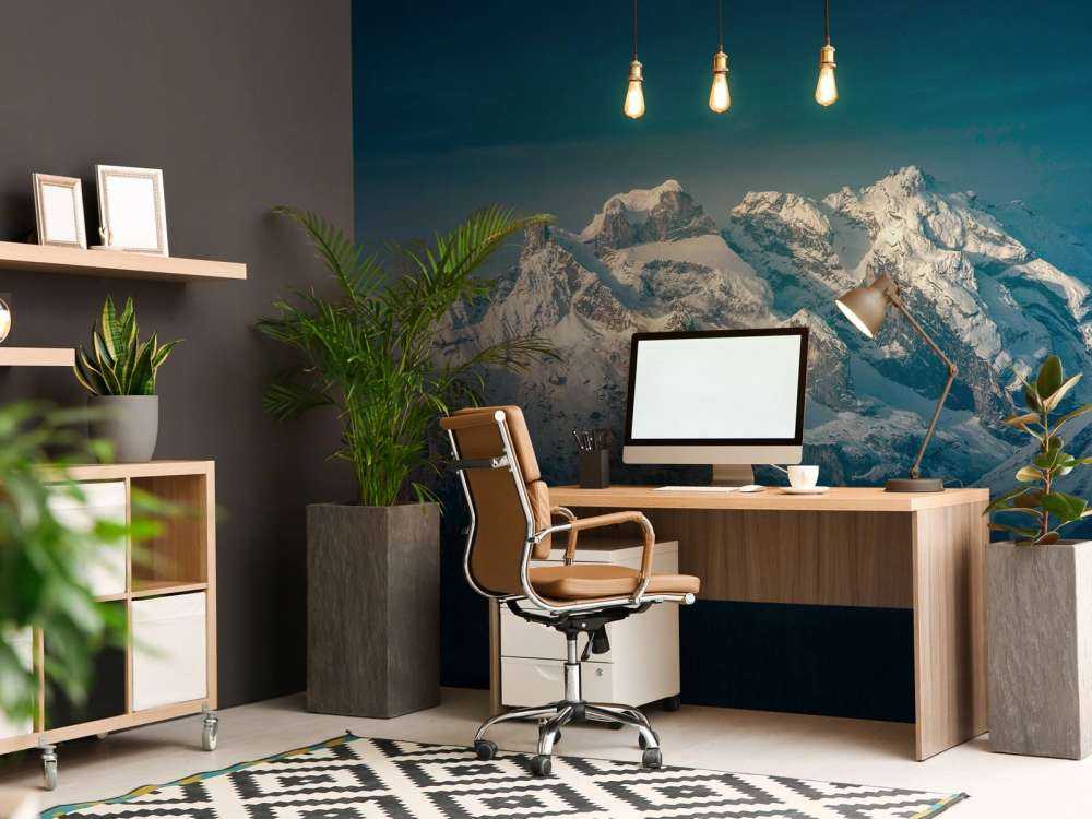 Lumière de cristal sur des sommets enneigés