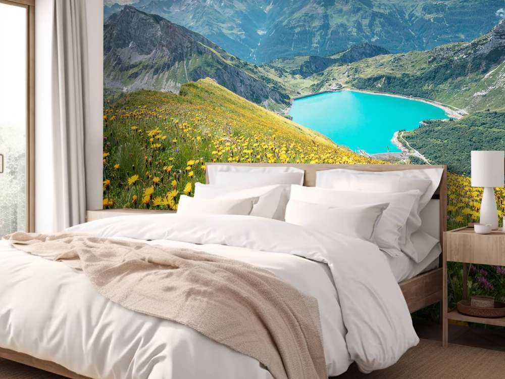 Champ de fleurs au-dessus d'un lac de montagne turquoise