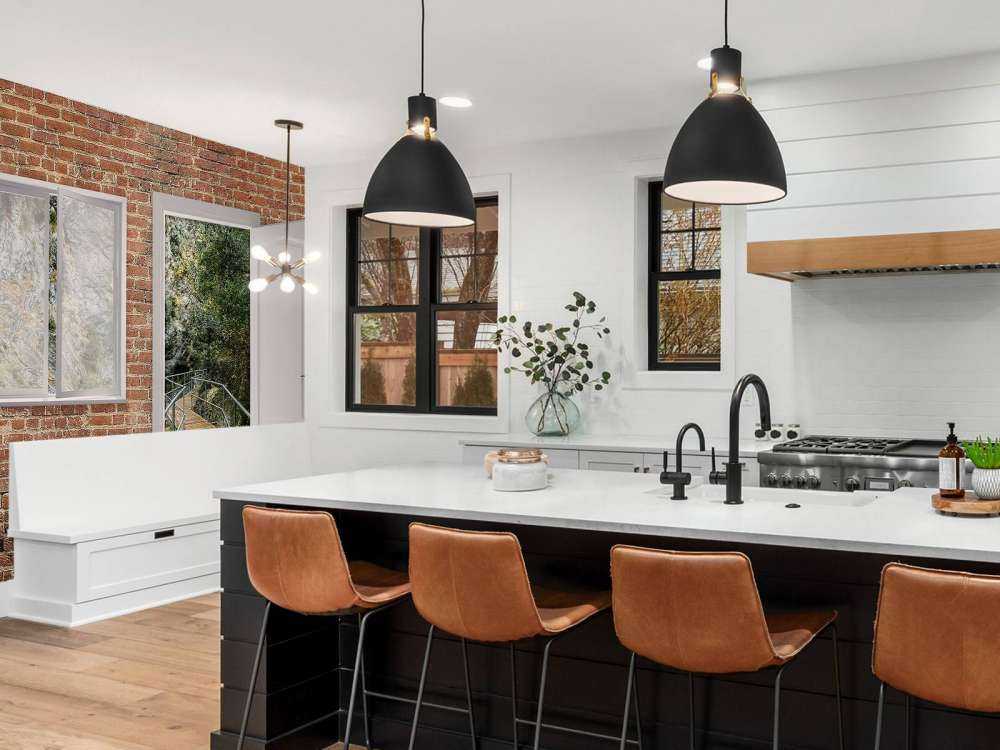 Pont entre rocher et verdure