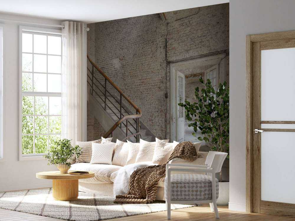 Allée vide avec des murs en briques