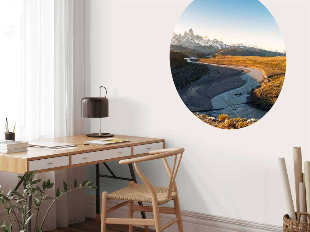 Paysage de montagne avec une rivière sinueuse dans la lumière du matin.