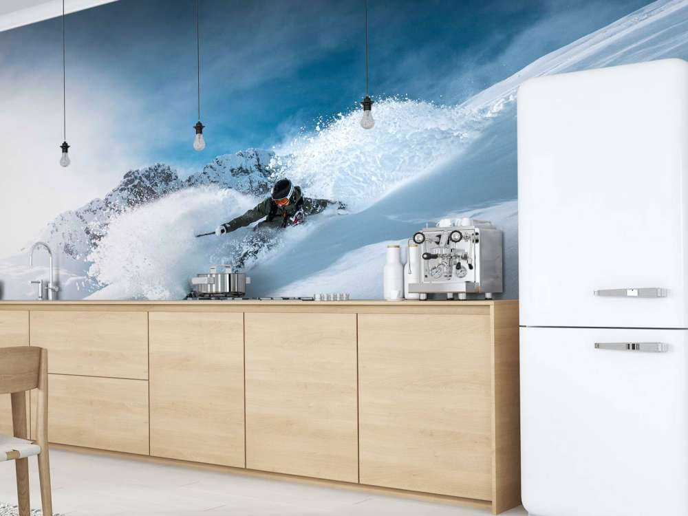 Descente en poudreuse pleine d'action par temps clair