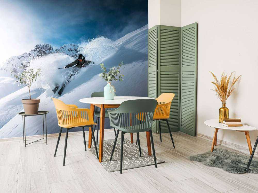 Descente en poudreuse pleine d'action par temps clair