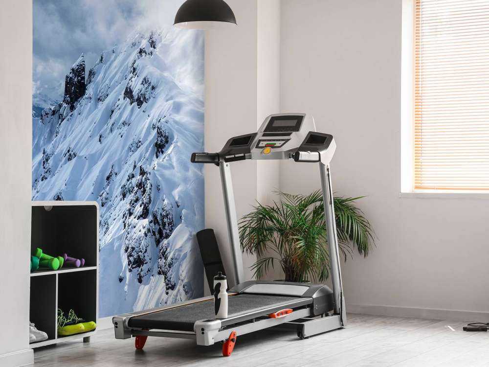 Traces profondes dans une pente enneigée silencieuse.