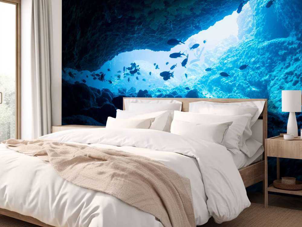 Grotte étroite avec des poissons