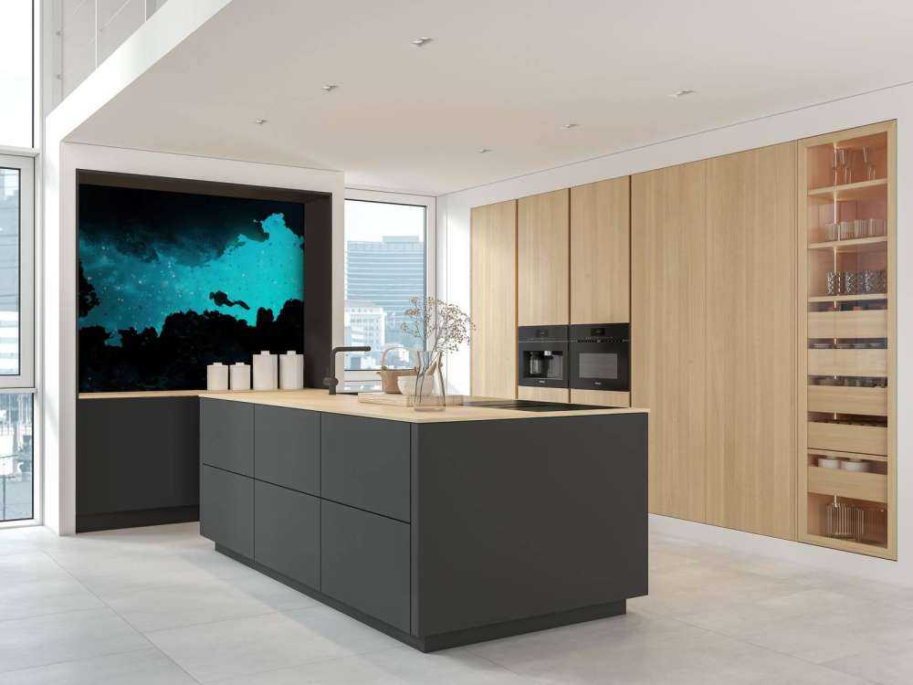 Grotte étroite avec plongeur