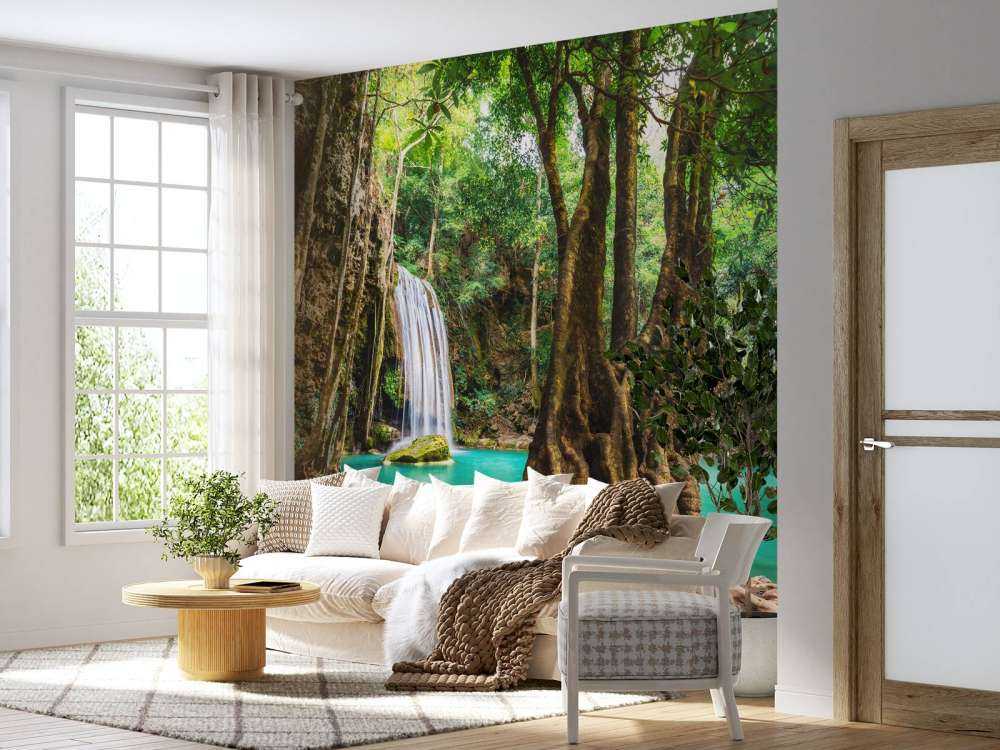 Chute d'eau dans la jungle tropicale