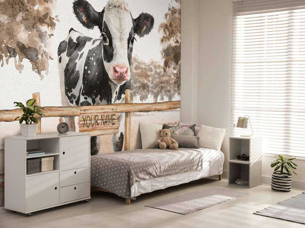 Jeune vache dans un pré taupe