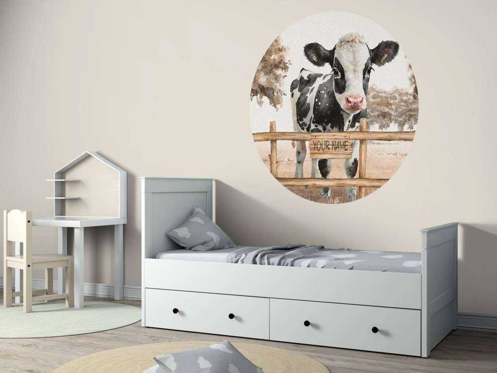 Jeune vache dans un pré taupe