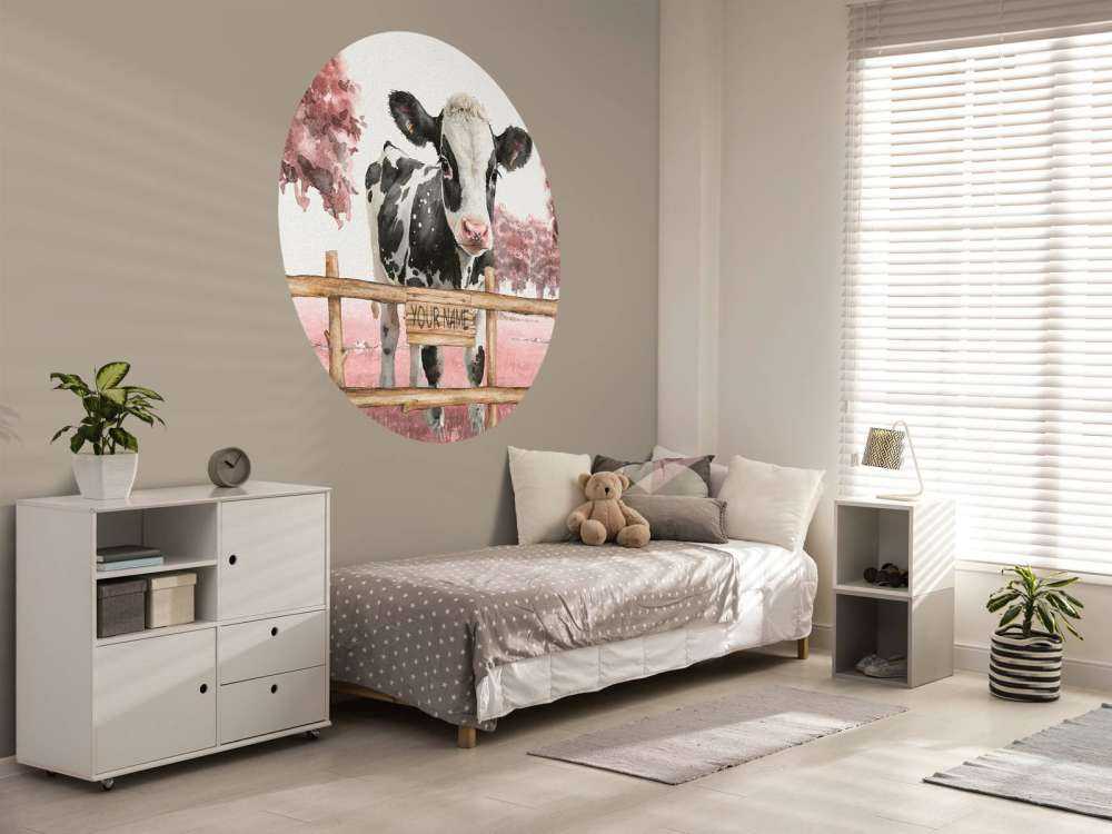 Jeune vache dans un pré rose