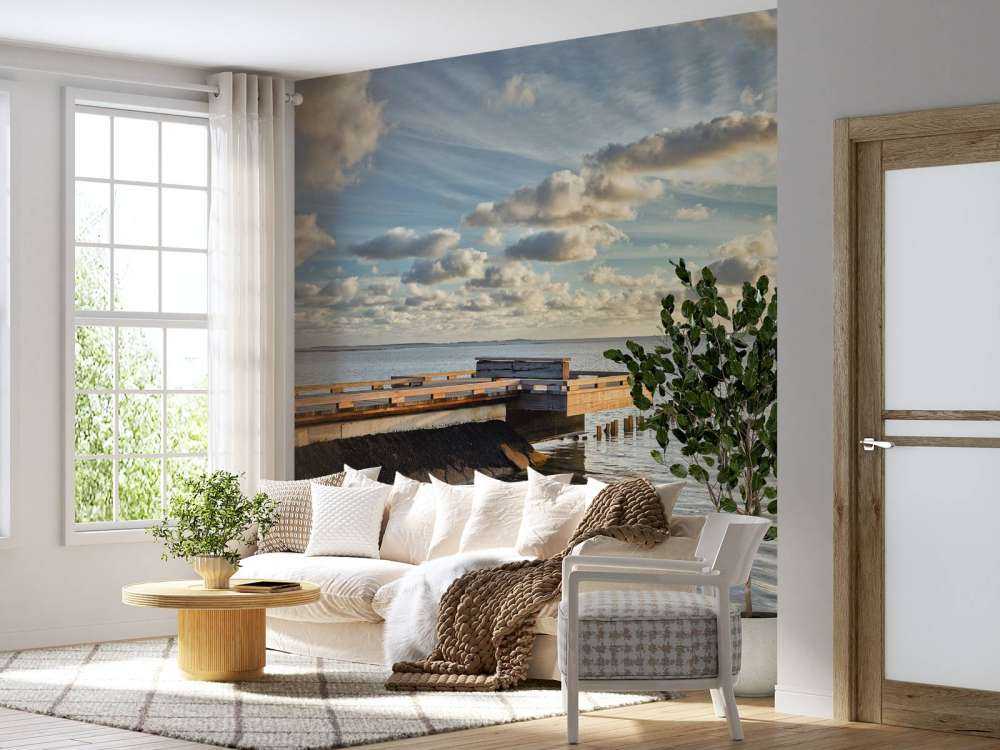 Jetée avec de beaux nuages