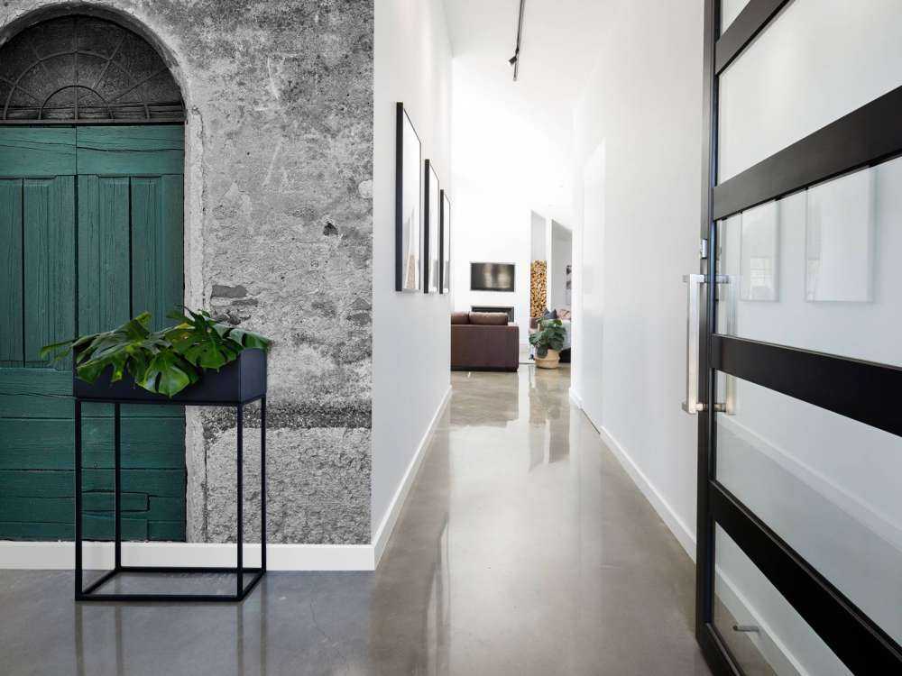 Porte verte dans un vieux mur