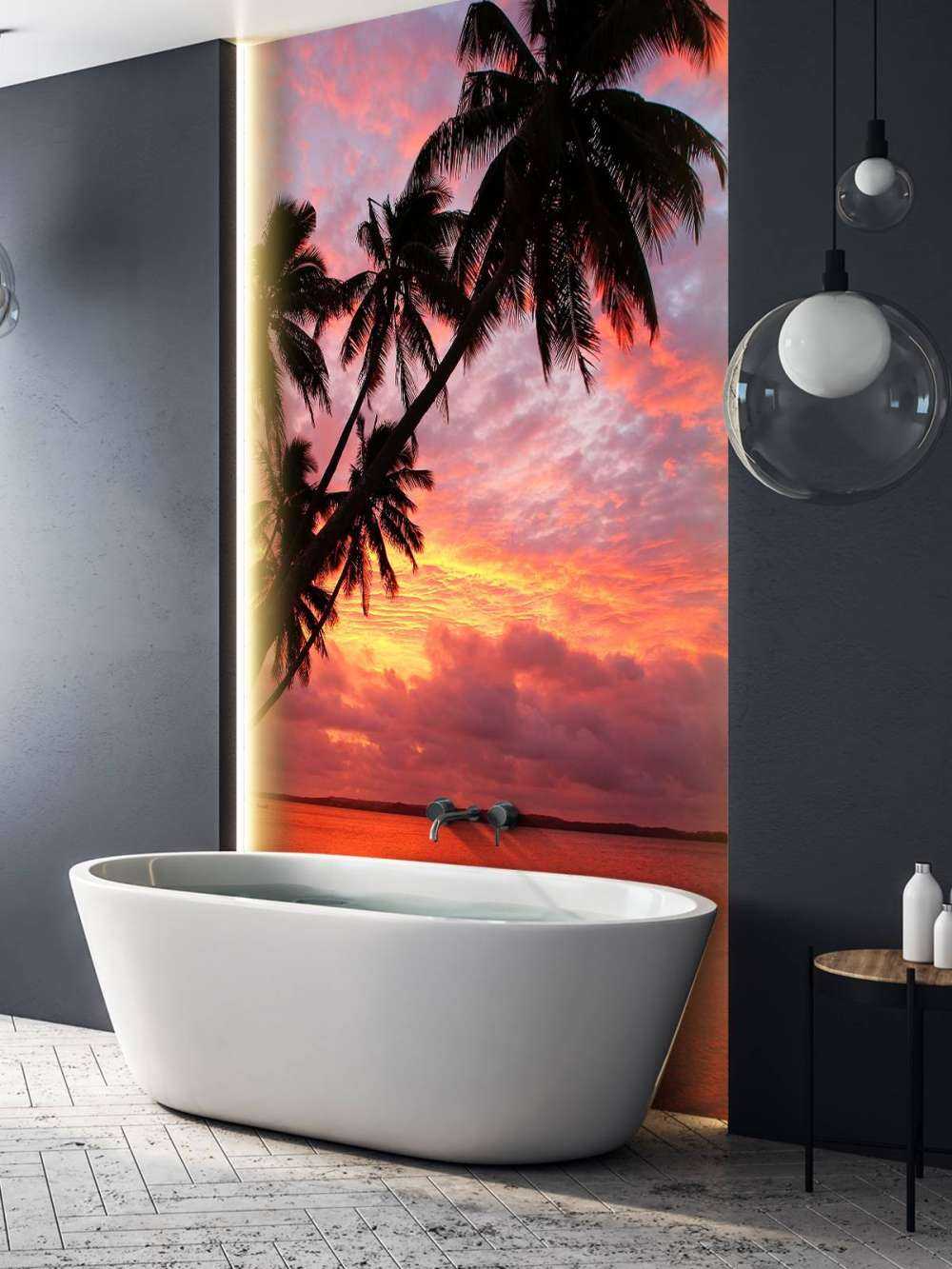 Palmiers au-dessus d'un océan rouge