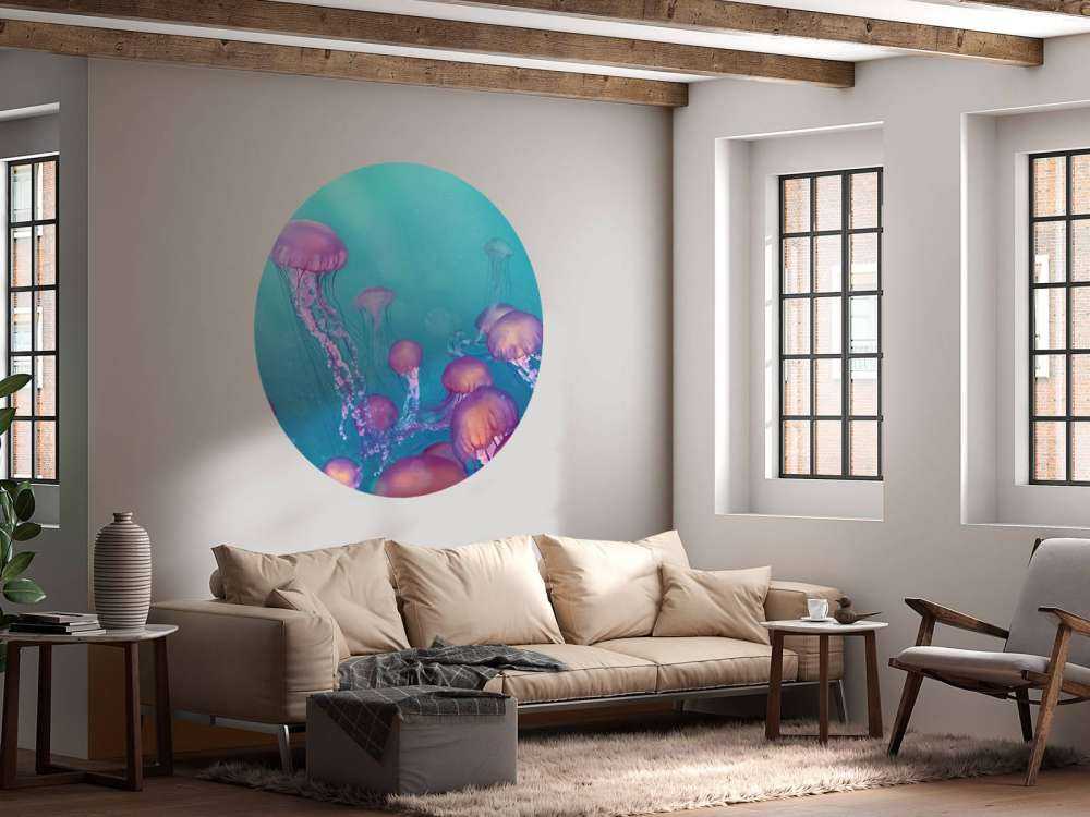 Méduse rose dans la mer bleue