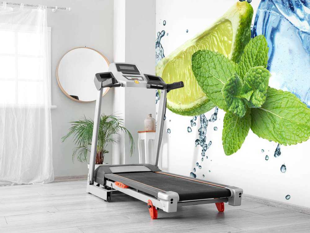 Éclaboussure de l'eau avec de la menthe et de la chaux