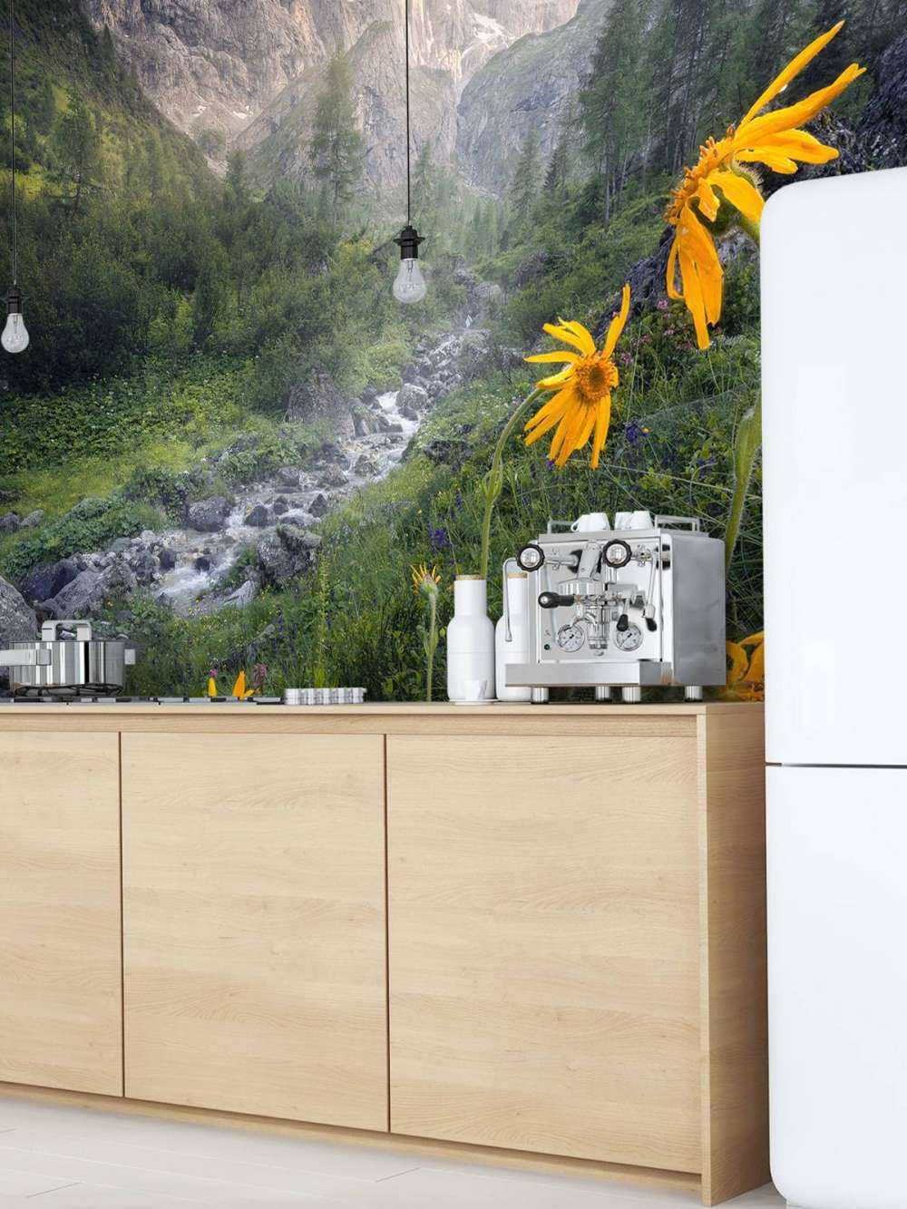 Fleurs alpines gelées dans la vallée de montagne