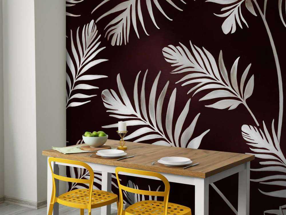 Feuilles dorées sur un bleu profond et sombre