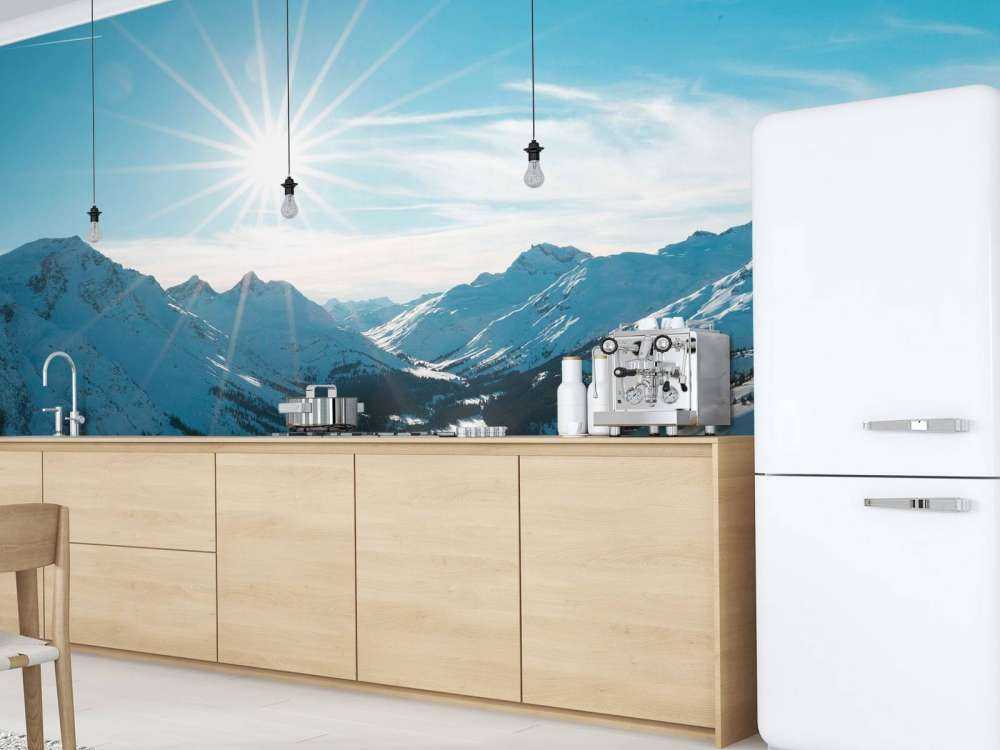 Soleil d'hiver clair au-dessus de la vallée alpine