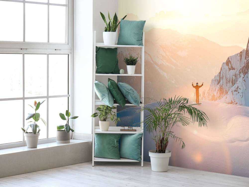 Lever de soleil au-dessus des sommets des montagnes.