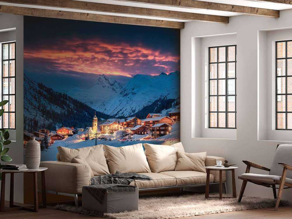 Lumière du soir sur un village de montagne enneigé