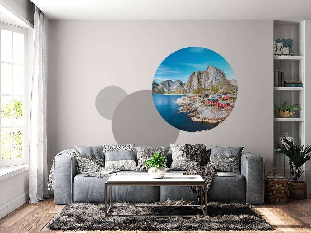 Maisons de pêcheurs rouges au fjord norvégien.