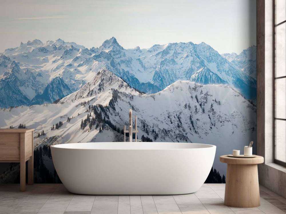 Chaîne de montagnes hivernales avec des crêtes de sapins enneigées