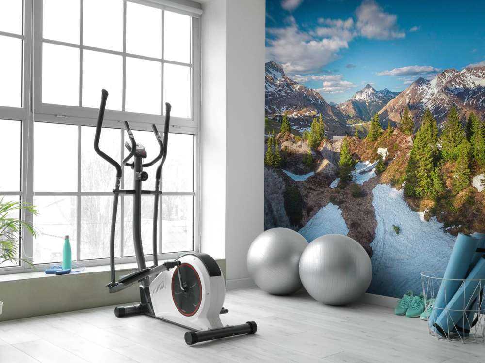 Lentezon sur une forêt de montagne enneigée