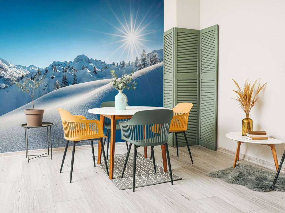 Lumière du soleil sur des collines enneigées scintillantes.