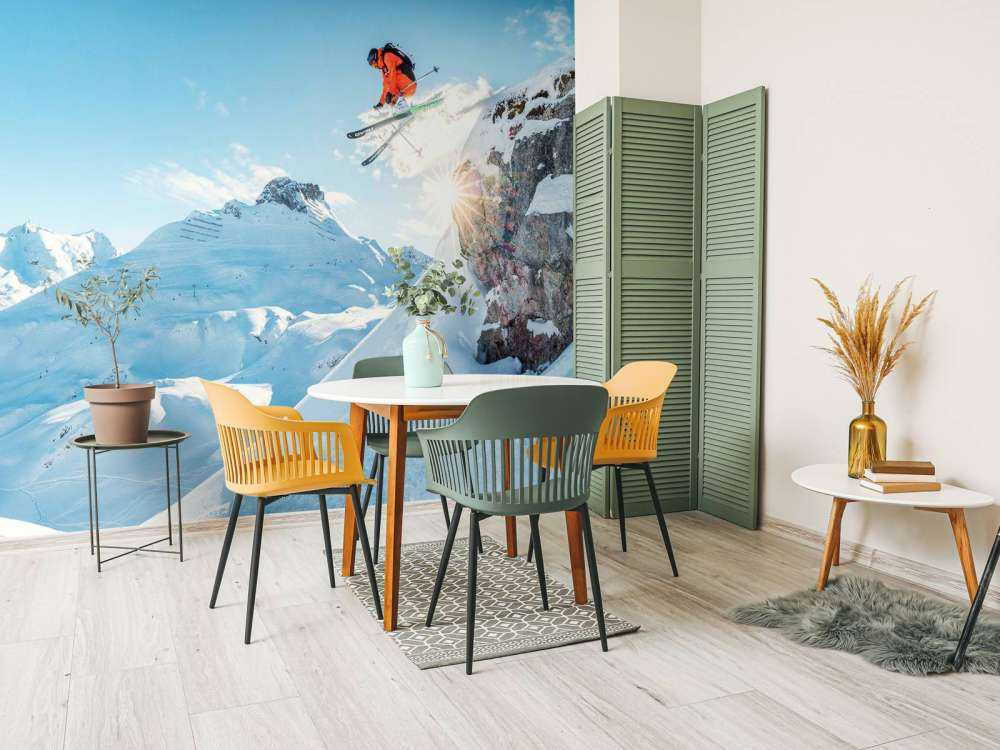 Saut dans un paysage montagneux enneigé