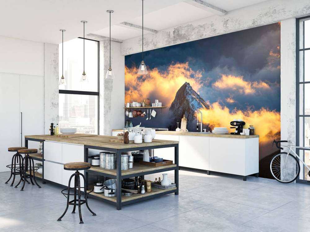 Sommet de montagne dans une mer de nuages ardents